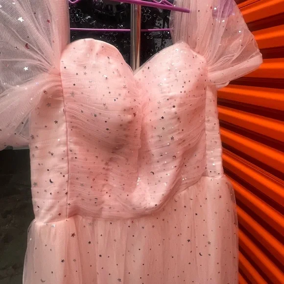 Elegant Pink Gown with Sparkling Details - Picture 10 of 11